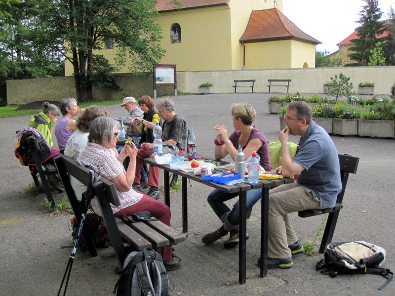 Kirchplatz in Pomezi/Mühlbach