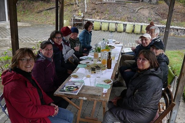 Die Teilnehmerrunde sitz am Verköstigungstisch