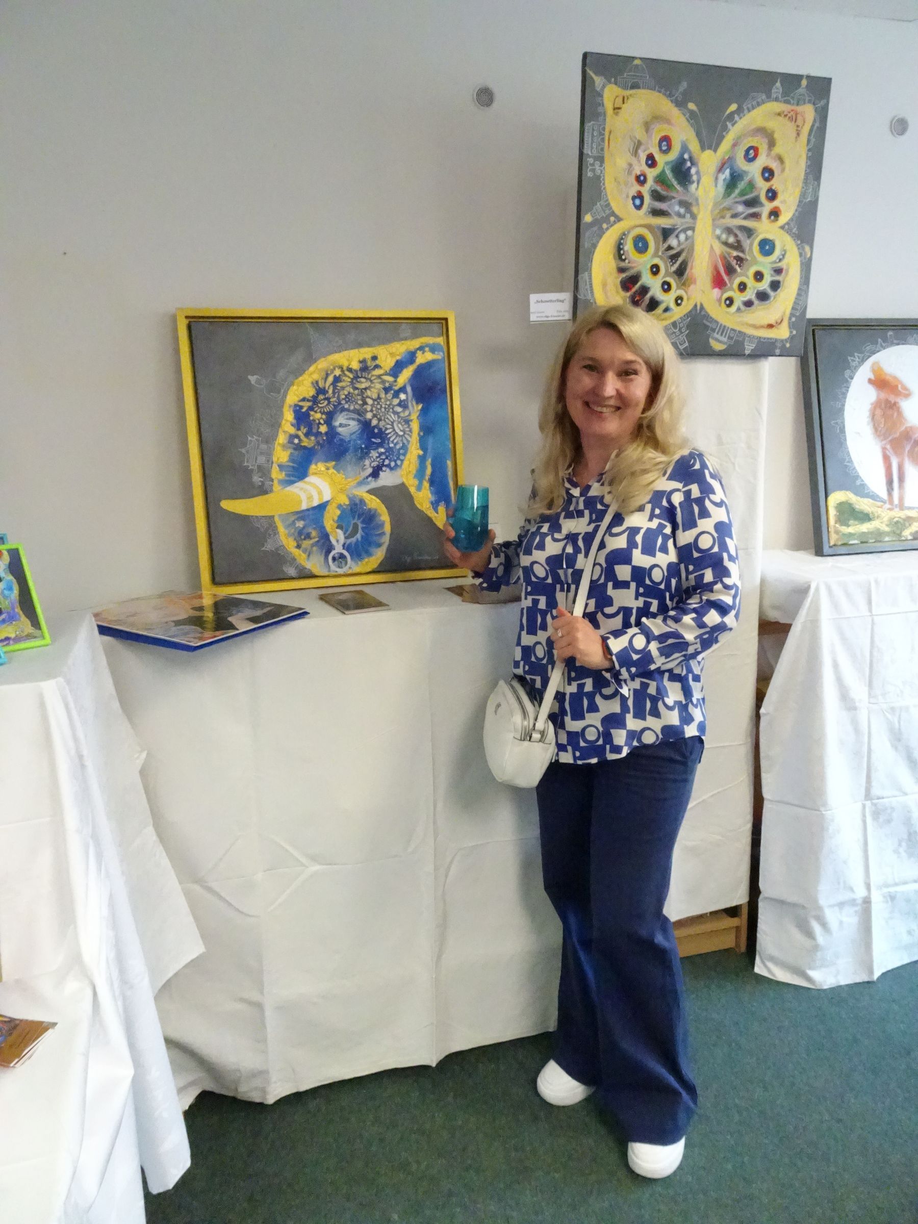 Die Künstlerin Olga Franzke mit ihren Werken 