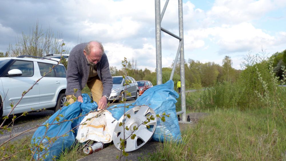 Rama dama, freiwillige Helfer säubern die Straßenränder