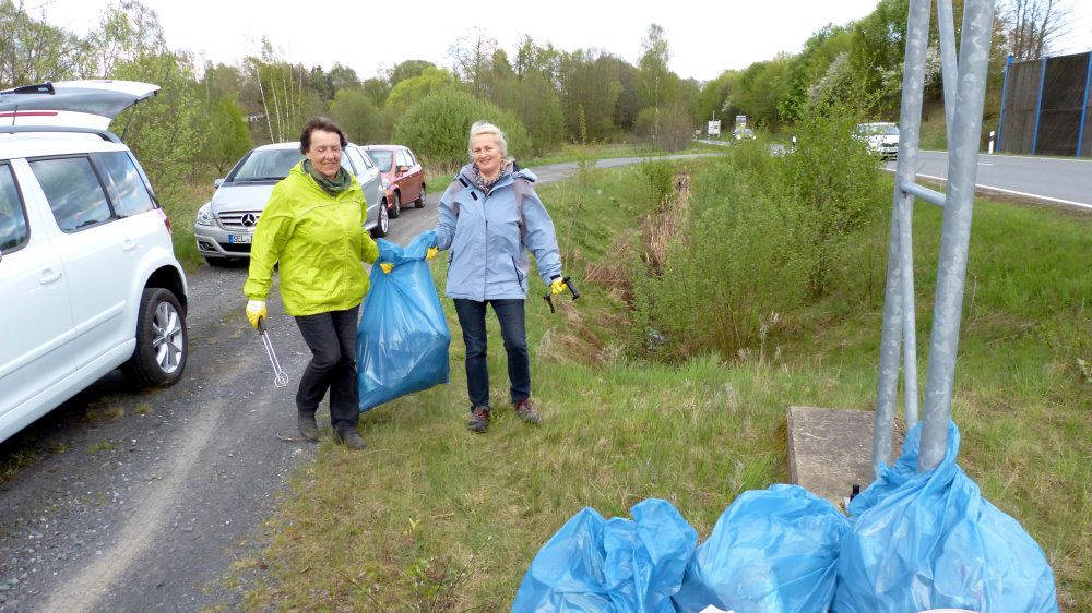 Rama dama, freiwillige Helfer säubern die Straßenränder