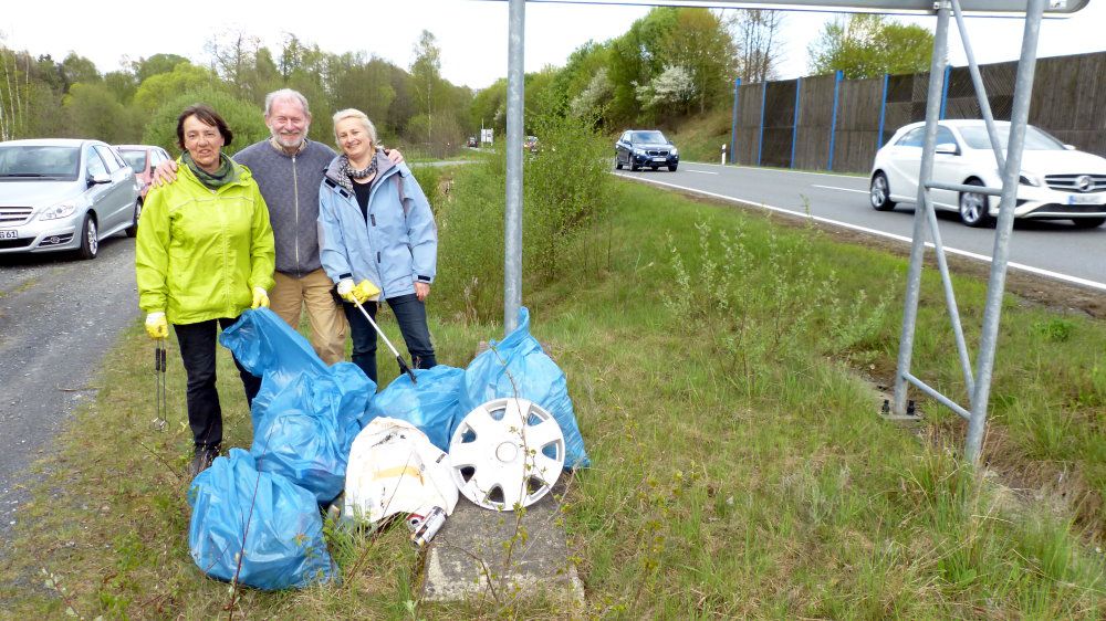 Rama dama, freiwillige Helfer säubern die Straßenränder