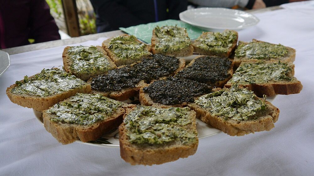 Dinkelbrot bestrichen mit Wildkräuterpesto