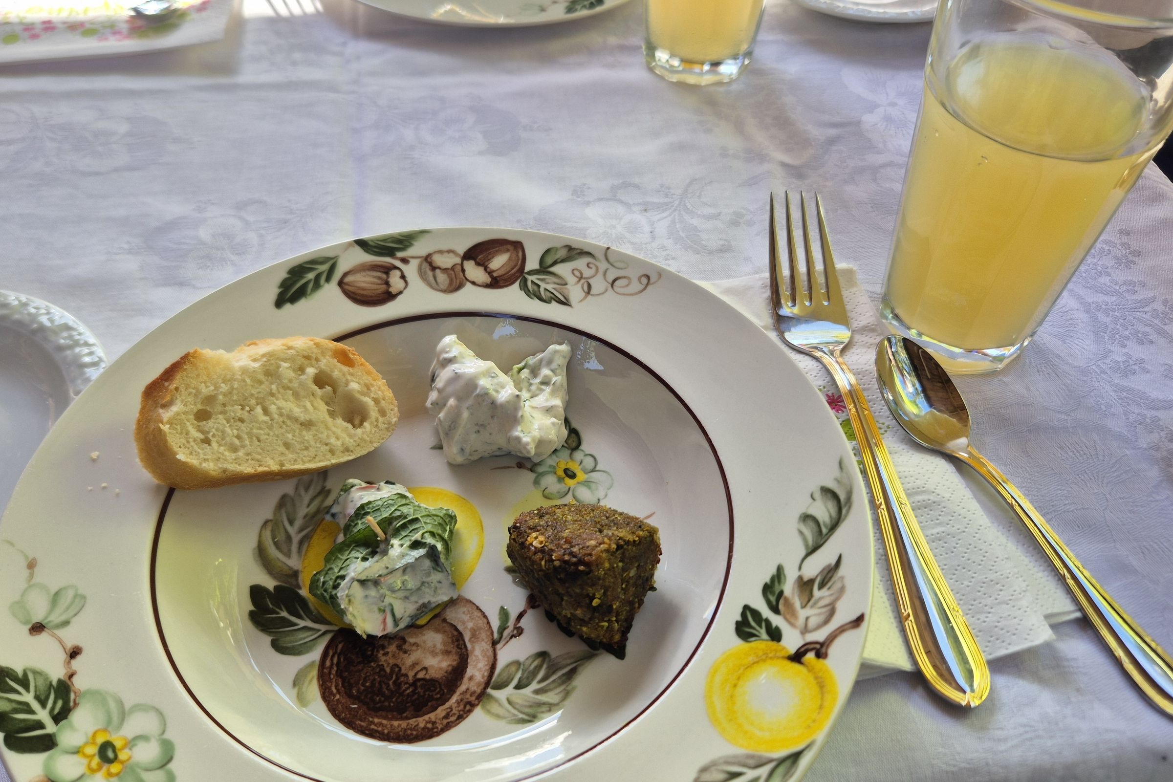 Teller mit verschiedenen Essen und Limonade