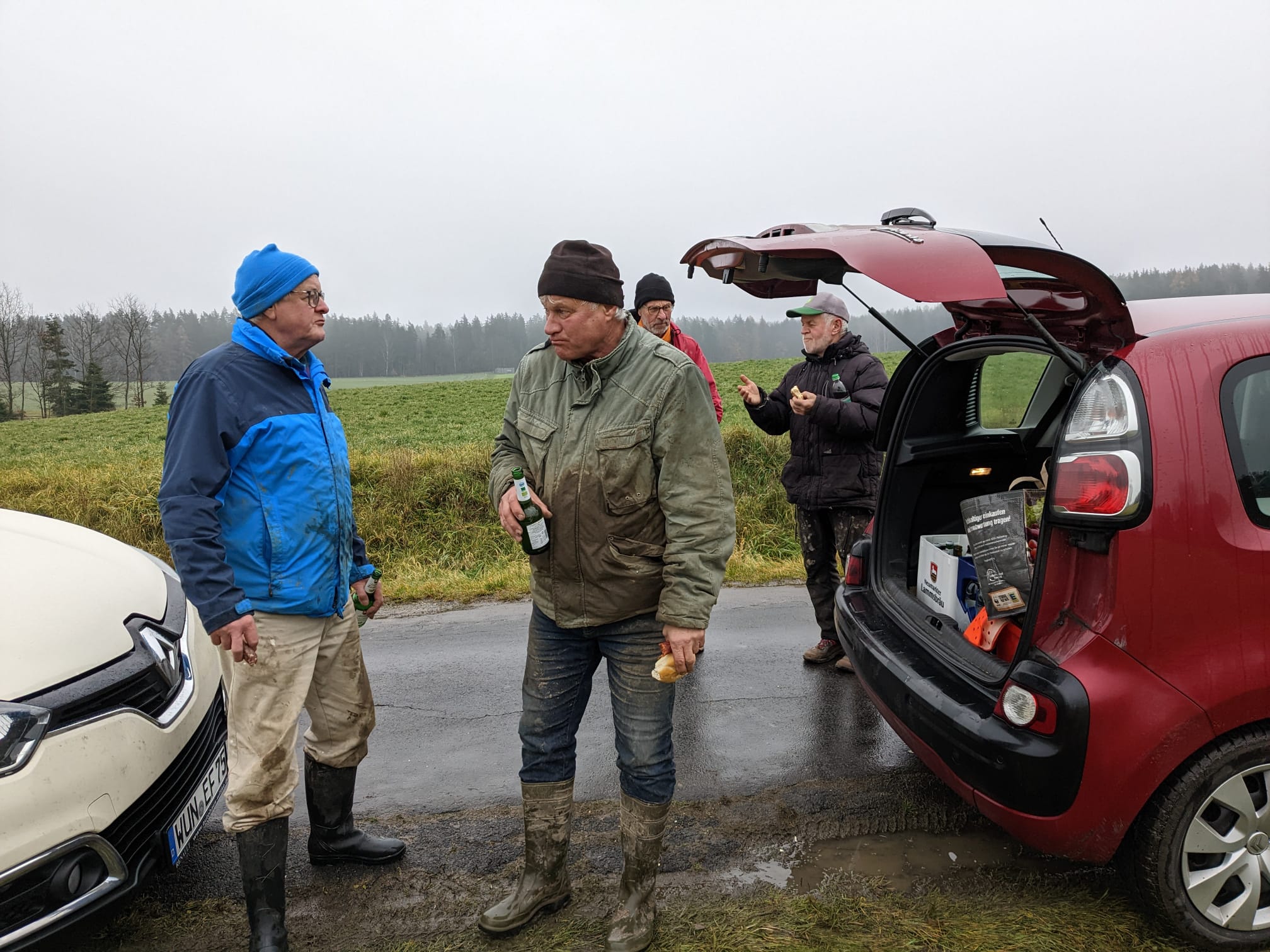 Die Aktiven genießen eine Brotzeit nach getaner Arbeit